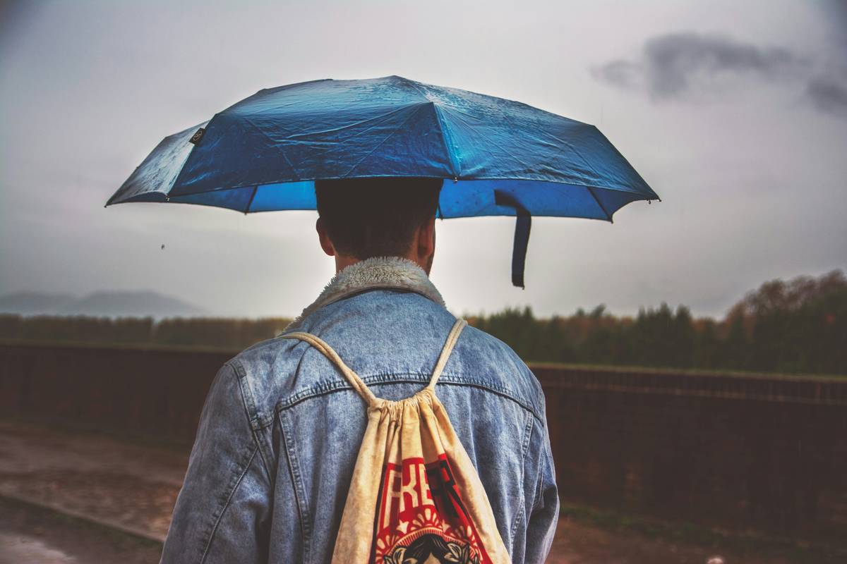 Infographic showing components of an effective emergency rain kit: compact poncho, dry bags, waterproof phone case, microfiber towel, and seam-sealed stuff sack